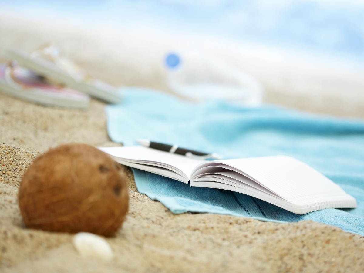Notebook_and_pen_on_the_beach