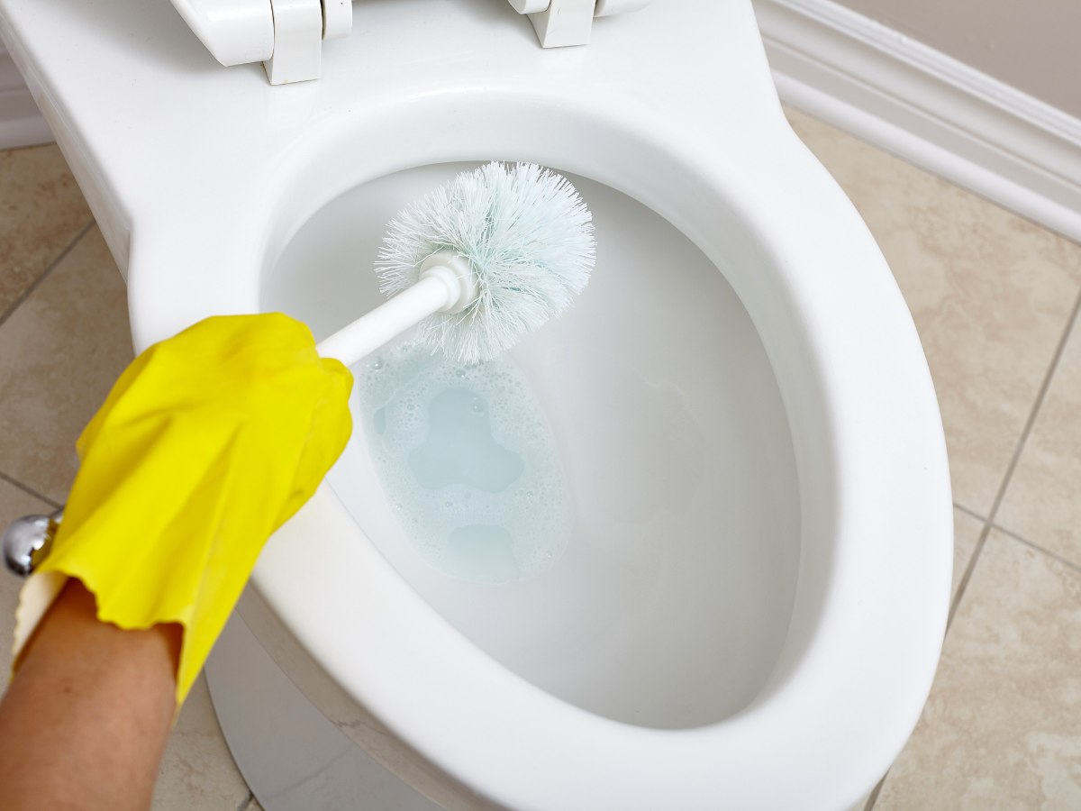 Scrub the toilet with this quick, easy 15-minute bathroom cleaning routine.