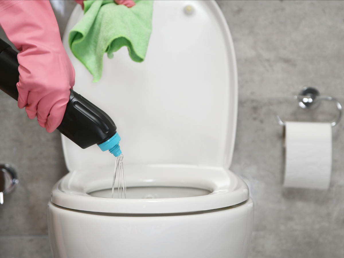 Clean the toilet with quick, easy 15-minute bathroom cleaning routine.