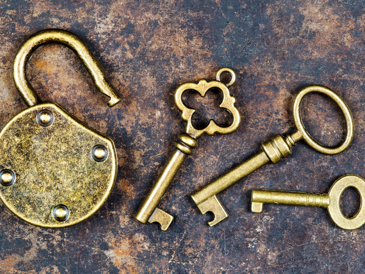 Keys for easy escape room strategies.